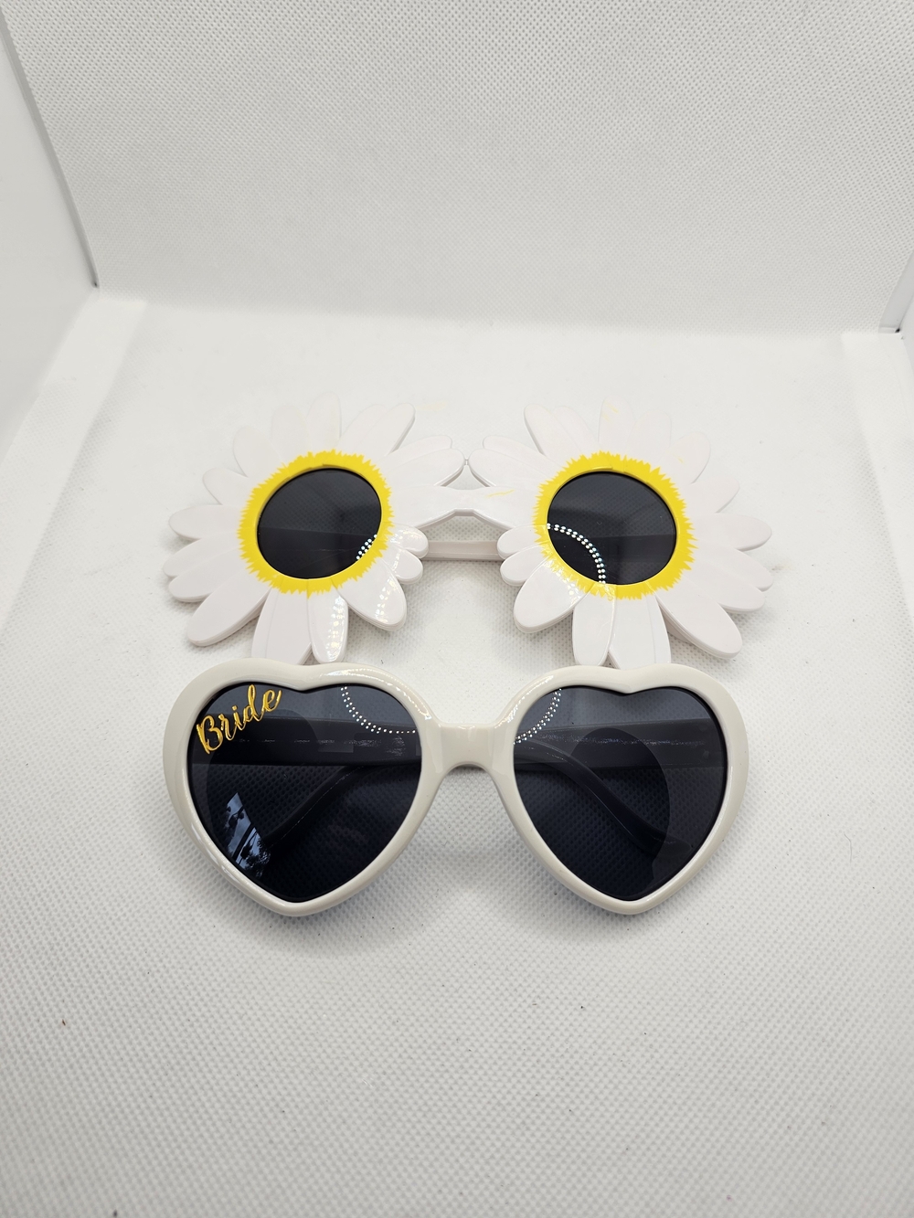 Woman's Novelty Glasses Bride White Heart & Daisy  Sunglasses Set